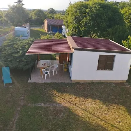 Small Robinson House 250m To The Sea بيروغ